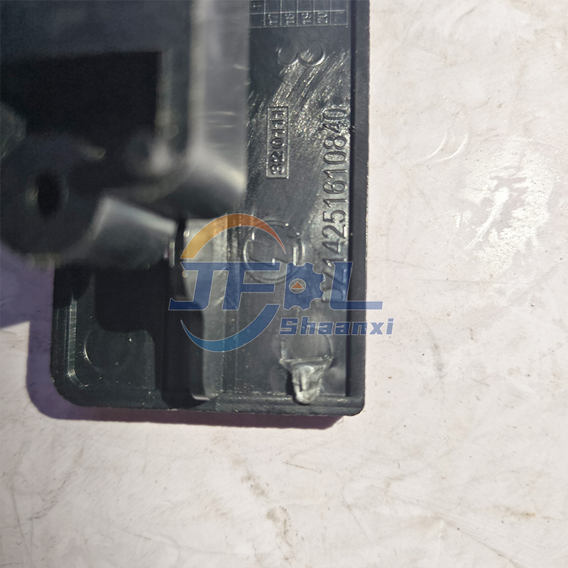 الأجزاء الداخلية لشاحنة شكمان DZ 14251610840 صندوق تخزين علوي بمشبك قفل لشاكمان ديلونج X3000 X5000 X6000
